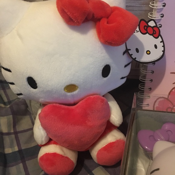 Hello Kitty backpack, stuffed toy, notebook and five below collectible figures - Picture 8 of 9